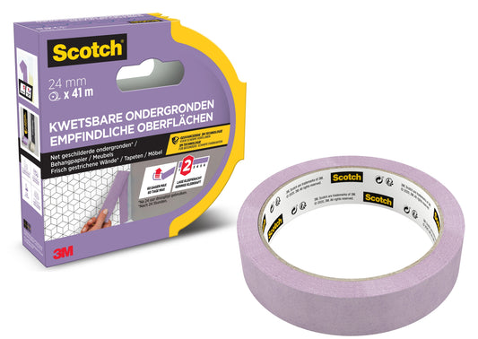 Eine Rolle Scotch® Malerabdeckband für empfindliche Oberflächen (24 mm x 41 m) der 3M Deutschland GmbH wird neben der Verpackung gezeigt, die den Hinweis auf die Eignung für empfindliche Oberflächen und Produktinformationen in mehreren Sprachen enthält.