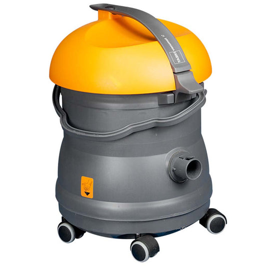 Der TASKI vacumat 12 von Diversey Deutschland GmbH & Co. OHG ist ein leistungsstarker Nass- und Trockensauger für kleine oder überstellte Flächen mit kompaktem Design, gelbem Deckel, grauem Gehäuse, Tragegriff und vier Lenkrollen für einfache Mobilität.