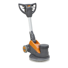 Die TASKI ergodisc 200 von Diversey Deutschland GmbH & Co. OHG, eine kostengünstige Scheuersaugmaschine mit niedriger Drehzahl (200 U/min) für alle Standard-Reinigungsaufgaben, ist in den Farben Grau und Orange mit Bedienelementen und Rädern auf weißem Hintergrund abgebildet.