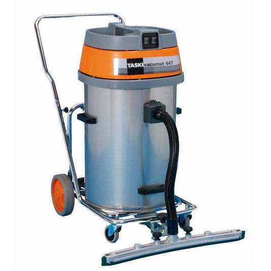 Der TASKI vacumat 44 T von Diversey Deutschland ist ein leistungsstarker Nass- und Trockensauger mit Edelstahlgehäuse und Kippfahrwerk im orange/grauen Design, mit Fahrgestell, Schlauch und breitem Bodenaufsatz. Verpackung: 1 Stück.