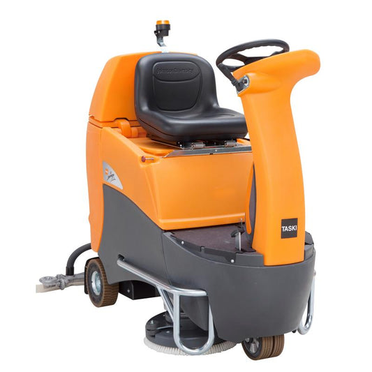 Die TASKI swingo 2500 von Diversey Deutschland ist eine kompakte, sparsame Aufsitz-Scheuersaugmaschine mit grau-orangem Gehäuse, Lenkrad, schwarzem Sitz, sichtbaren Bürsten, Lithium-Technologie und geschwindigkeitsabhängiger Dosierung.