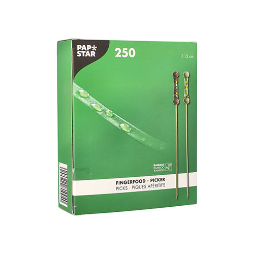 Eine grüne Box mit der Aufschrift „PAPSTAR 250 Fingerfood - Picker“ der PAPSTAR GmbH enthält 12 cm lange umweltfreundliche Bambusspieße, ist mit zwei illustrierten Spießen versehen und zeigt auf der Vorderseite mehrsprachige Produktinformationen.