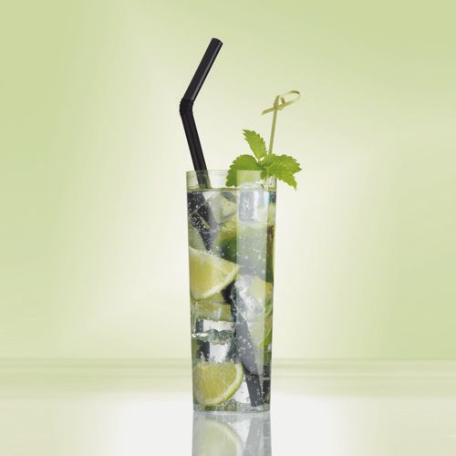 Ein hohes Glas mit klarem, kohlensäurehaltigem Getränk mit Limette, Eis und Minze wird mit einem PAPSTAR 250 Fingerfood - Picker „pure“ der PAPSTAR GmbH und einem schwarzen Strohhalm garniert, vor einem hellgrünen Hintergrund.