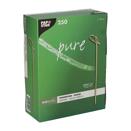 Eine grüne Schachtel PAPSTAR 250 Fingerfood-Picker „pure“ der PAPSTAR GmbH, jeweils 18 cm lang und biologisch abbaubar; die Verpackung zeigt Spießbilder und Wassertropfen auf einem Blatt.