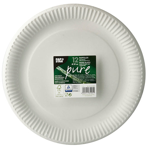 Eine Packung mit 12 runden weißen PAPSTAR „pure“-Einwegtellern aus Recyclingkarton mit strukturiertem Rand. Das obere Etikett zeigt Produktdetails und die Marke der PAPSTAR GmbH und unterstreicht so das umweltfreundliche Design.