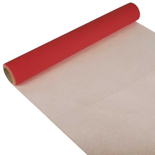 Ein teilweise ausgerollter PAPSTAR Tischläufer, Tissue „ROYAL Collection“ (3 m x 40 cm) der PAPSTAR GmbH ist diagonal auf weißem Untergrund abgebildet und gibt den Blick auf das elegante rote Design und die schlichte weiße Unterseite frei.