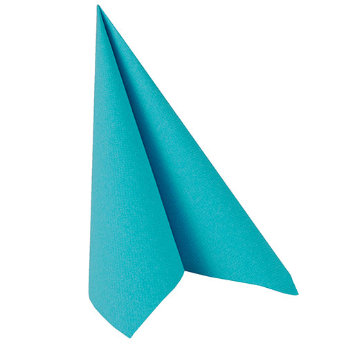 Eine türkisfarbene PAPSTAR GmbH 20 Servietten "ROYAL Collection" 1/4-Falz-Serviette (40x40 cm) ist aufrecht in einer Kegel-/Zeltform vor einem schlichten weißen Hintergrund gefaltet.