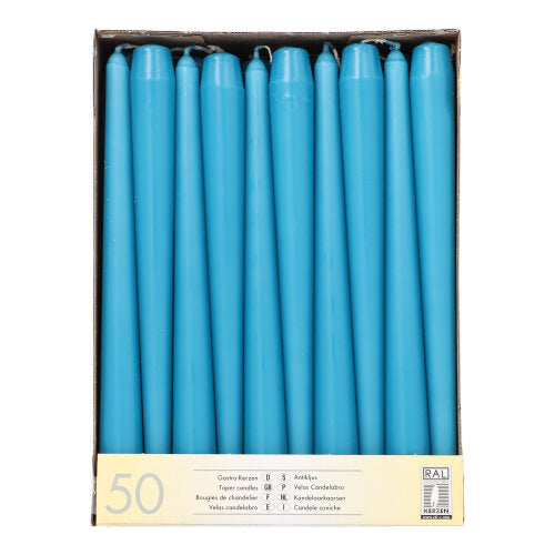Eine Schachtel mit 50 Starpak Leuchterkerzen (Ø 2,2 cm - 25 cm) in zwei Reihen, mit langer Brenndauer und einem beigen Etikett mit Mengenangabe und mehrsprachiger Produktinformation am Boden.