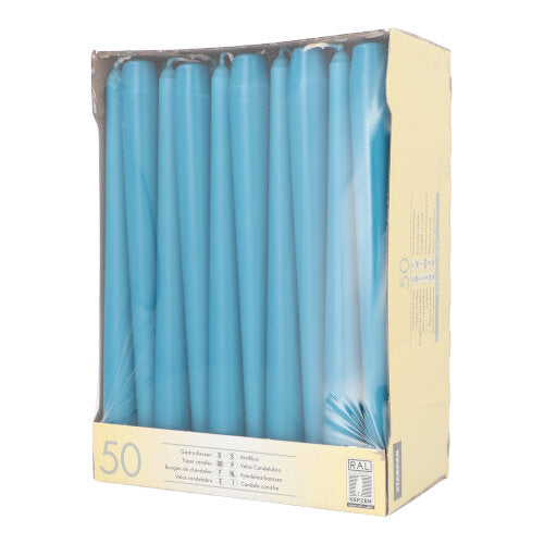 Ein Starpak-Kasten mit 50 Leuchterkerzen (Ø 2,2 cm, 25 cm), ordentlich aufrecht angeordnet und durch ein klares Frontfenster sichtbar.