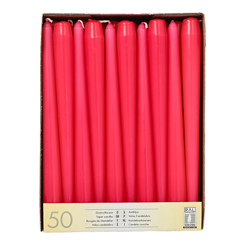 Eine Schachtel mit 50 Starpak Leuchterkerzen (Ø 2,2 cm, 25 cm hoch), jeweils rot und aufrecht in Reihen, mit einem cremefarbenen Etikett mit Text und Zahlen auf der Vorderseite.