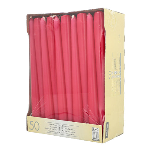 Die beige Box Starpak 50 Leuchterkerzen Ø 2,2 cm - 25 cm enthält aufrecht angeordnete rote Kerzen mit langer Brenndauer, teils in Klarsichtfolie verpackt. Produktinfos stehen seitlich auf der Verpackung.