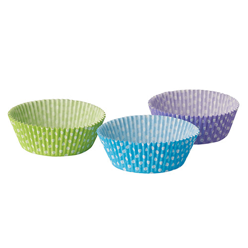 Drei PAPSTAR Backförmchen Cupcake-Förmchen (Ø 5 cm, 2,5 cm) der PAPSTAR GmbH in den Farben Grün, Blau und Lila mit weißen Punkten sind auf weißem Untergrund angeordnet – ideal zum Backen von Cupcakes oder Muffins.