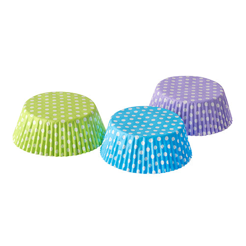 Drei leere PAPSTAR 60 Backförmchen Ø 5 cm · 2,5 cm Cupcake-Förmchen der PAPSTAR GmbH im grünen, blauen und lila Punkte-Design sind nebeneinander auf weißem Untergrund angeordnet – ideal für Muffins oder Cupcakes bei jeder Feier.
