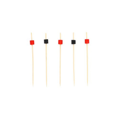 Fünf PAPSTAR 100 Fingerfood - Picker-Spieße der PAPSTAR GmbH stehen senkrecht, jeder mit einer kleinen quadratischen Perle im oberen Bereich - drei rote, zwei schwarze - auf einem schlichten weißen Untergrund.
