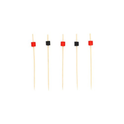 Fünf PAPSTAR 100 Fingerfood - Picker-Spieße der PAPSTAR GmbH stehen senkrecht, jeder mit einer kleinen quadratischen Perle im oberen Bereich - drei rote, zwei schwarze - auf einem schlichten weißen Untergrund.