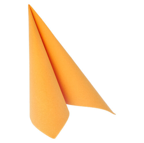 Die Serviette PAPSTAR 50 Servietten "ROYAL Collection" 1/4-Falz 40 x 40 cm terracotta der PAPSTAR GmbH wird zu einem stehenden Dreieck gefaltet und vor einem weißen Hintergrund präsentiert.