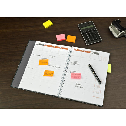 Ein offener Planer mit handschriftlichen Notizen und bunten Post-it® Notes Verschiedene Neonfarben (38 mm x 51 mm, 100 Blatt/Block, 3 Blöcke/Packung, 100% PEFC) von 3M Deutschland GmbH auf einem Holztisch mit Stift, Taschenrechner und Klebebandabroller.