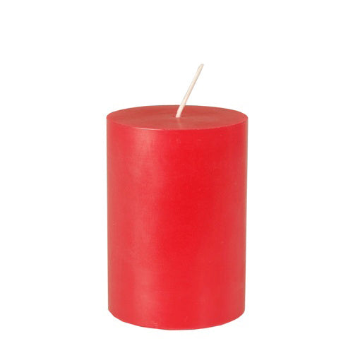 Die PAPSTAR GmbH Stumpenkerze Ø 70 mm, 100 mm aus 100 % Stearin ist eine durchgefärbte, rote Kerze mit weißem Docht und steht aufrecht vor weißem Hintergrund.
