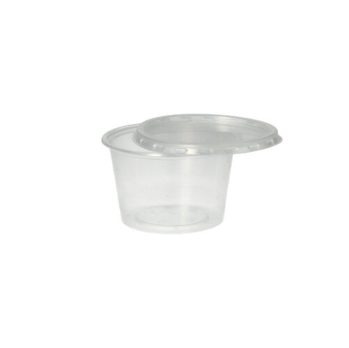Ein Starpak 50 Dressingbecher, PP, rund, Ø 7,1 cm, transparent, steht leer vor einem schlichten weißen Hintergrund, mit dem passenden, durchsichtigen Kunststoffdeckel, der teilweise geöffnet darauf liegt.