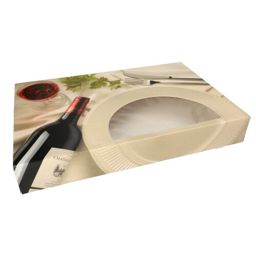 Die PAPSTAR 5 Transport- und Catering-Kartons "Burgund" (8 x 37,5 x 55,5 cm) mit Sichtfenster zeigen Wein, Glas, Teller und Besteck auf einer Tischdecke; der Ausschnitt gibt den Blick auf den Inhalt frei. Marke: PAPSTAR GmbH. 5er-Set.