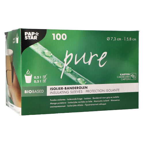 Der braun-weiße PAPSTAR Spenderkarton „pure“ fasst 100 Isolierbänder für Heißgetränkebecher (7,3 cm/5,8 cm), gekennzeichnet mit Recyclingkarton- und Biomaterial-Symbolen. Mehrsprachiger Text inklusive. Marke: PAPSTAR GmbH.