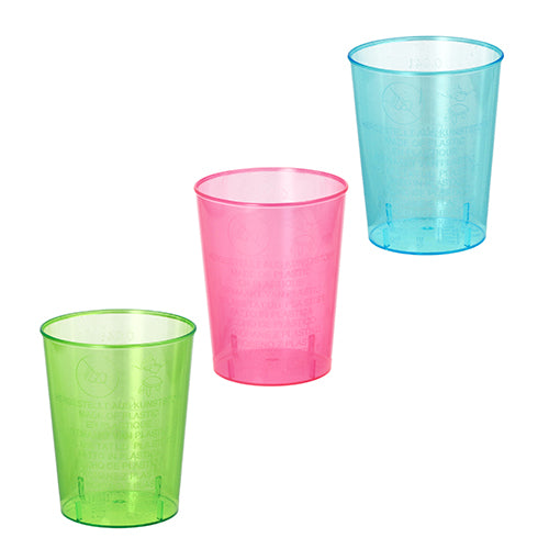 Drei farbig sortierte Starpak Schnapsgläser aus PS (4 cl, Ø 4,2 cm · 5,2 cm) in Grün, Pink und Blau stehen mit Recycling-Symbolen und feinen Prägungen auf weißem Hintergrund. Packung enthält 40 Stück in Schrumpffolie.