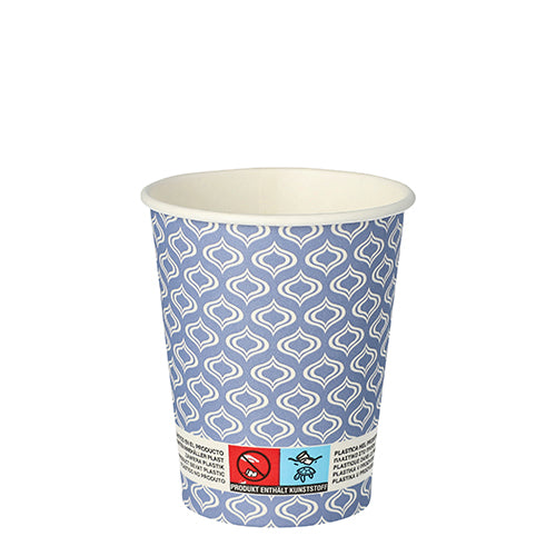 Der Starpak 20 Trinkbecher, Pappe "To Go" 0,2 l von Starpak verfügt über ein blau-weißes geometrisches Muster und ein Warnschild in Bodennähe, das darauf hinweist, dass er Kunststoff enthält und nicht mit dem Kunststoffrecycling entsorgt werden sollte.