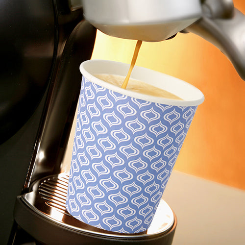 Ein Starpak 20 Trinkbecher „To Go“ aus recycelbarer Pappe (0,2 l, Ø 8–9,1 cm) mit blau-weißem Muster steht unter dem Auslauf einer Kaffeemaschine, die frischen Kaffee einfüllt. Die Szene ist höllisch beleuchtet.