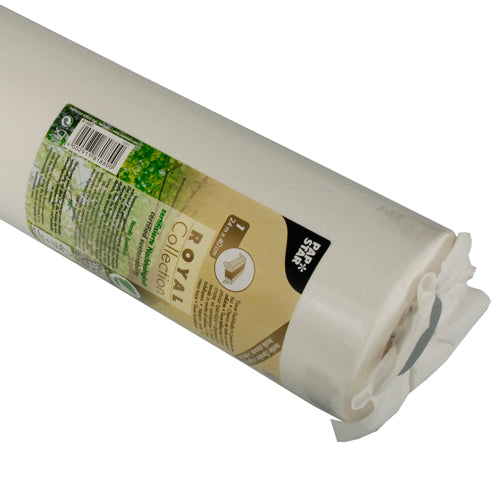 Ein aufgerollter PAPSTAR Tischläufer, Tissue „ROYAL Collection“ (24 m x 40 cm) von der PAPSTAR GmbH, verpackt in durchsichtiger Folie mit einem beigen Etikett mit Markeninformationen, Gebrauchsanweisungen, grünen und braunen Akzenten und einem Barcode.