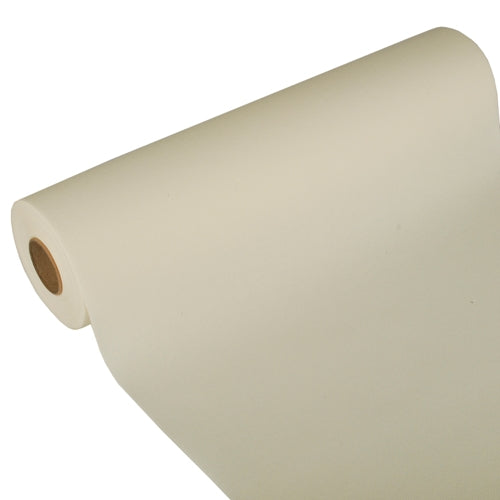 Eine Nahaufnahme des Tischläufers „ROYAL Collection“ (24 m x 40 cm) der PAPSTAR GmbH zeigt eine große Rolle cremefarbenen Tissue-Materials, das teilweise abgerollt ist und dessen Kartonkern vor einem weißen Hintergrund sichtbar ist.
