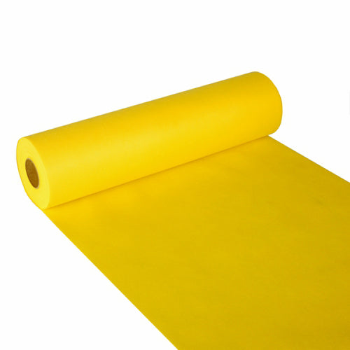 Eine Rolle Starpak Tischläufer, stoffähnlich Vlies „Soft Selection“ (24 m x 40 cm), in leuchtendem Gelb, ist auf einer weißen Oberfläche ausgebreitet und zeigt das weiche Papier, das aus der zylindrischen Starpak-Rolle herausragt.