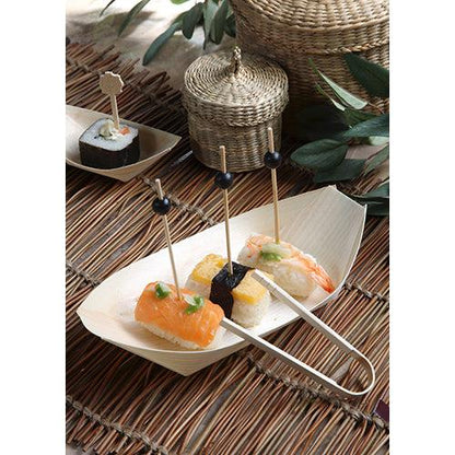 The "pure" wooden boats from PAPSTAR GmbH from the 50 finger food tray series serve sushi stylishly: three types (salmon, shrimp, seaweed roll) on wooden skewers. The natural trays offer an eco-friendly presentation.