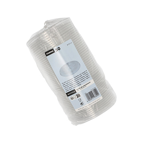 Eine versiegelte Plastikpackung mit 50 Starpak 50 Deckel „Hurricane“ PET-Einwegdeckeln in rundem Glasklar mit weißem Infoetikett, Gebrauchsanweisungen, Recyclingsymbolen und Barcode – ideal für unterwegs.
