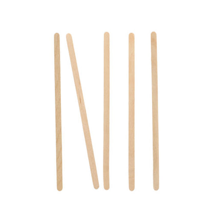 Fünf PAPSTAR Rührstäbchen Holz "pure" (14 cm) der PAPSTAR GmbH sind senkrecht auf weißem Grund angeordnet, wobei das zweite Rührstäbchen von links schräg nach rechts geneigt ist.