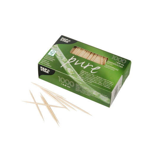 A green box of PAPSTAR GmbH with the inscription "pure" contains 1000 round toothpicks made of FSC-certified wood, 6.8 cm; several lie loose next to it on a white background.