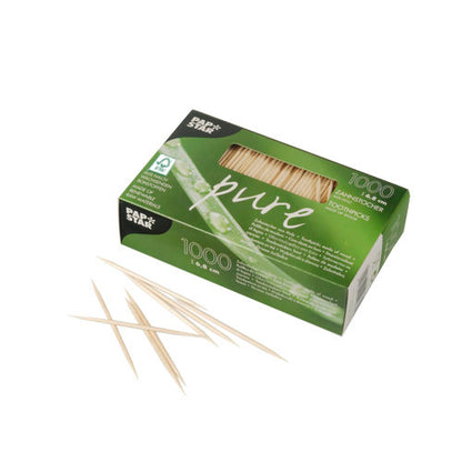 A green box of PAPSTAR GmbH with the inscription "pure" contains 1000 round toothpicks made of FSC-certified wood, 6.8 cm; several lie loose next to it on a white background.