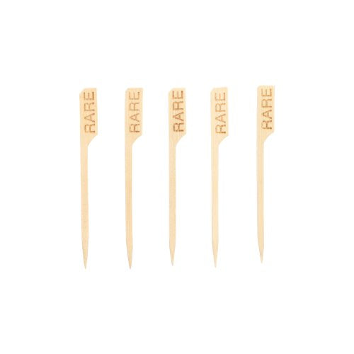 Fünf PAPSTAR 250 Steak-Marker 9 cm Spieße der PAPSTAR GmbH sind in einer Reihe angeordnet, jeweils mit der Gravur „RARE“ auf der Oberseite. Ideal für Restaurantküchen zum Kennzeichnen von Steaks, sind die Holzspieße gleichmäßig auf weißem Hintergrund angeordnet.