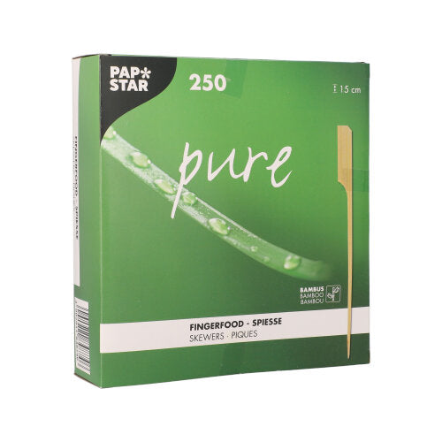 Eine grüne Box mit der Aufschrift "PAPSTAR 250 Fingerfood - Spieße 'pure'" der PAPSTAR GmbH enthält 250 Bambusspieße (15 cm), die sich perfekt für Fingerfood auf Partybuffets eignen. Die Box zeigt ein Spießbild und ein grünes Blatt mit Wassertropfen.