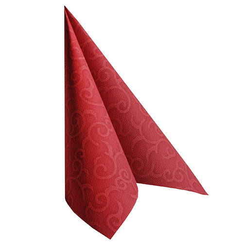 Eine bordeauxfarbene PAPSTAR GmbH 50 Servietten "ROYAL Collection" 1/4-Falz (40 x 40 cm) steht aufrecht, zu einem Dreieck gefaltet, vor weißem Hintergrund.