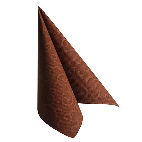Eine braune Serviette aus der "ROYAL Collection" der PAPSTAR GmbH (50 Servietten, 1/4-Falz, 40 x 40 cm) wird aufrecht zu einem spitzen Dreieck gefaltet und vor einem weißen Hintergrund präsentiert.