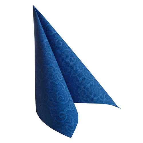 Eine einzelne PAPSTAR 50 Servietten "ROYAL Collection" 1/4-Falz 40 x 40 cm, dunkelblau von PAPSTAR GmbH, ist aufrecht in einer spitzen Form vor weißem Hintergrund gefaltet.