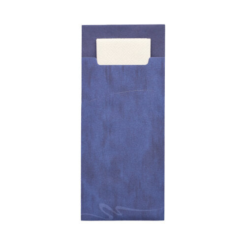 Eine weiße Serviette ist teilweise in einer PAPSTAR 520 Bestecktasche (20 x 8,5 cm, 2-lagig, 33 x 33 cm) aus dezent gemustertem Material der Marke PAPSTAR GmbH geschoben.