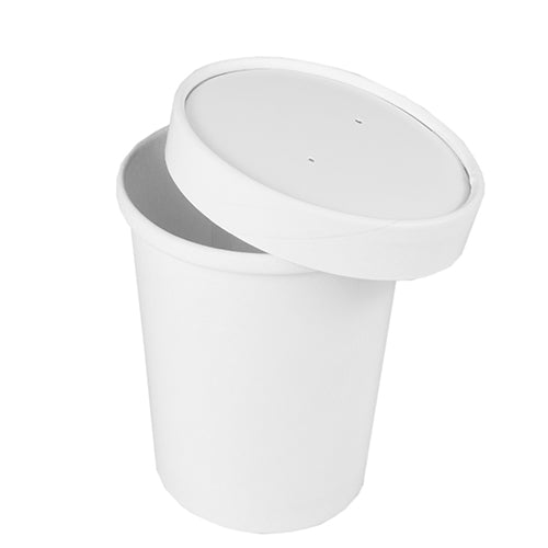 Ein weißer Starpak 50 Suppenbecher, Pappe "To Go" rund weiss, mit passendem Deckel (mit zwei kleinen Löchern) liegt schräg auf dem Becher, nicht ganz geschlossen. Ideal zum Mitnehmen, präsentiert sich das Set vor einem schlichten weißen Hintergrund.