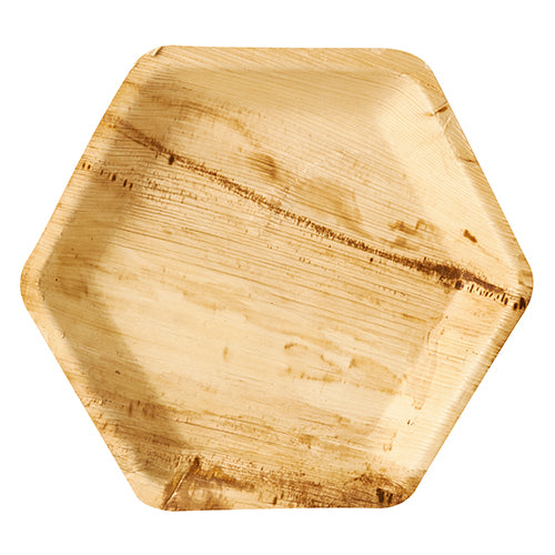 Der PAPSTAR 25 Teller, Palmblatt „pure“ 6-eckig (23,5 x 3 cm) aus naturbelassenem Palmblatt ist umweltfreundliches Einweggeschirr der PAPSTAR GmbH und eignet sich ideal für Partys und Veranstaltungen. Foto: weißer Hintergrund.
