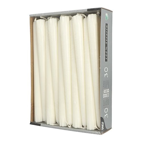 Die Box der PAPSTAR GmbH enthält 30 weiße Leuchterkerzen (Ø 2,2 cm, 24 cm) aus 100 % Stearin, hübsch arrangiert in einer oben offenen Kartonschale – ideal für festliche Anlässe.