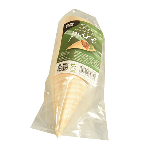 Eine durchsichtige Kunststoffpackung mit 50 PAPSTAR Fingerfood-Spitztüten aus Holz „pure“ von der PAPSTAR GmbH, mit einem grünen Etikett mit Produktinformationen, Barcode und dem Bild einer mit Fingerfood gefüllten Tüte.