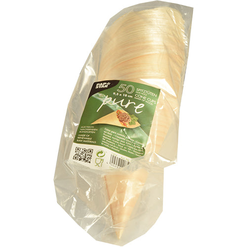 Eine transparente Verpackung mit 50 PAPSTAR Fingerfood-Spitztüten, Holz „pure“ der PAPSTAR GmbH, aus Naturmaterialien. Das Etikett zeigt Produktdetails, eine Abbildung einer gefüllten Spitztüte und unterstreicht das holzinspirierte Design.