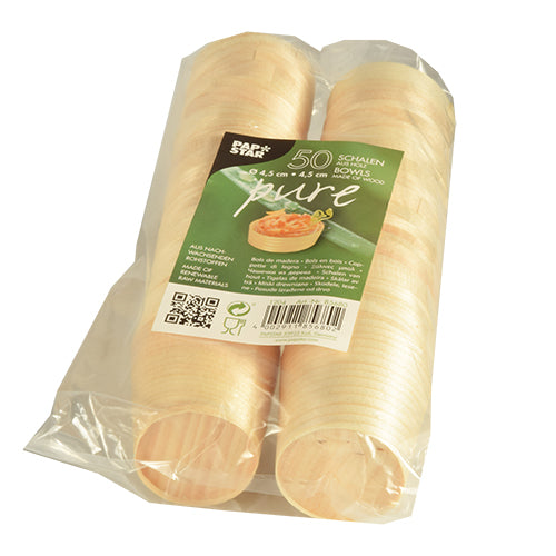 Zwei Stapel PAPSTAR 50 Fingerfood-Schalen, Holz „pure“ rund, sind umweltfreundlich in klarer Folie verpackt. Das Etikett gibt Produktinfos und bestätigt den Inhalt von 50 Schalen der Marke PAPSTAR GmbH.