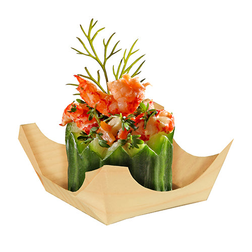 Eine PAPSTAR 50 Fingerfood-Schale, Holz "pure" rund der PAPSTAR GmbH hält eine Gurkenschale mit gehacktem Hummer, garniert mit Dill und Kräutern. Ihre elegante Optik bildet einen schönen Kontrast zum schlichten weißen Hintergrund.