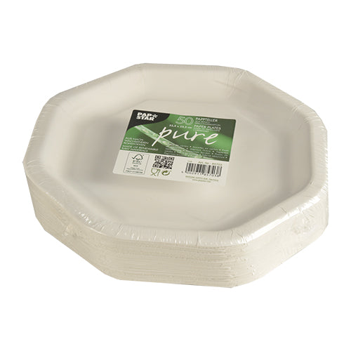 Ein Stapel von 50 weißen, achteckigen PAPSTAR "pure" Papptellern (23,5 x 23,5 cm), umweltfreundlich in Schrumpffolie verpackt und mit einem grün-weißen Etikett versehen. Marke: PAPSTAR GmbH.